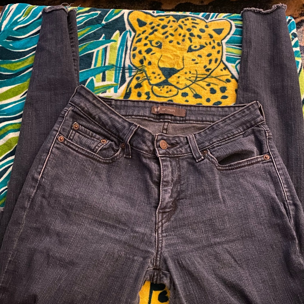 Women’s Junior Levi’s 535 Legging Denim Ripped Knee Jeans.